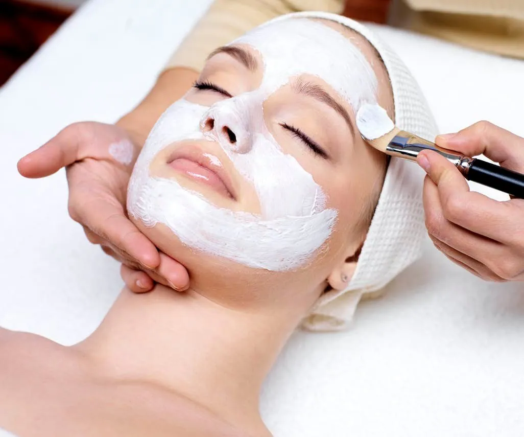 Gesichtsbehandlung mit Maske